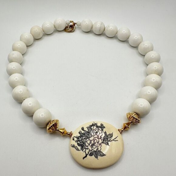 Jewelry - 17" Ceramic beaded and Scrimshaw-style pendant vintage necklace!